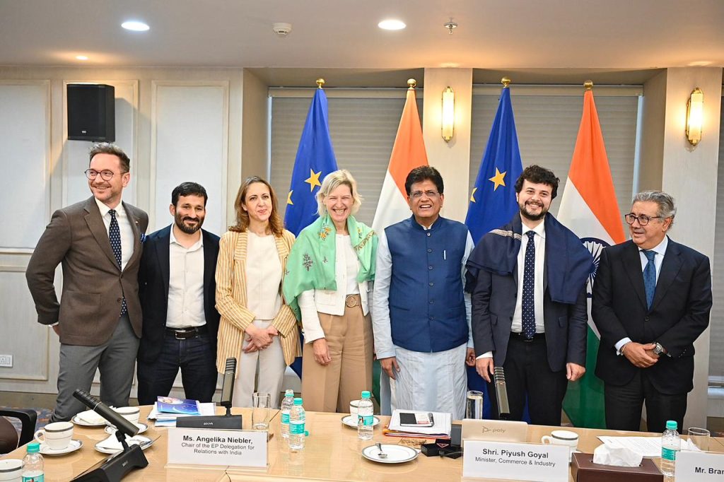 Vicent Marzà amb membres de la delegació del Comité de Comerç