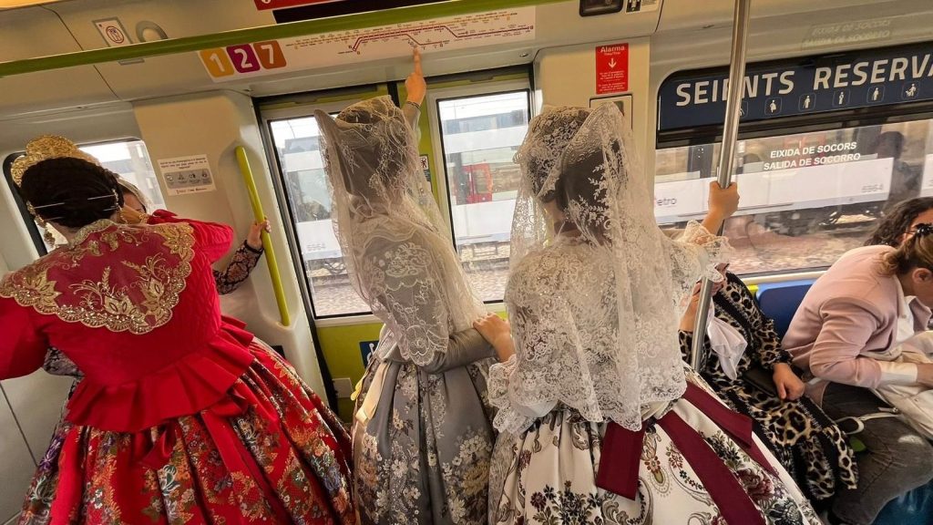 Falleres en el metro de València