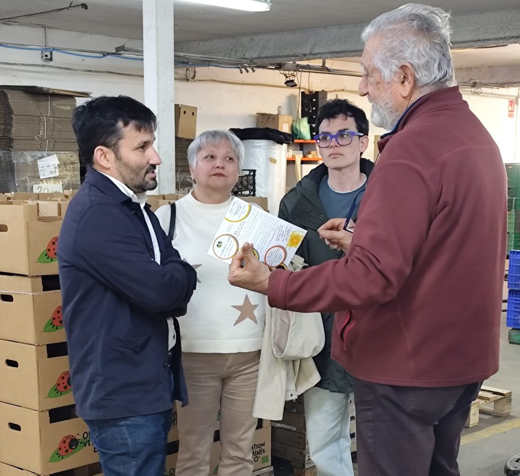 Vicent Marzà amb el responsable de la Cooperativa Vall de la Casella i membres de col·lectius locals de Compromís