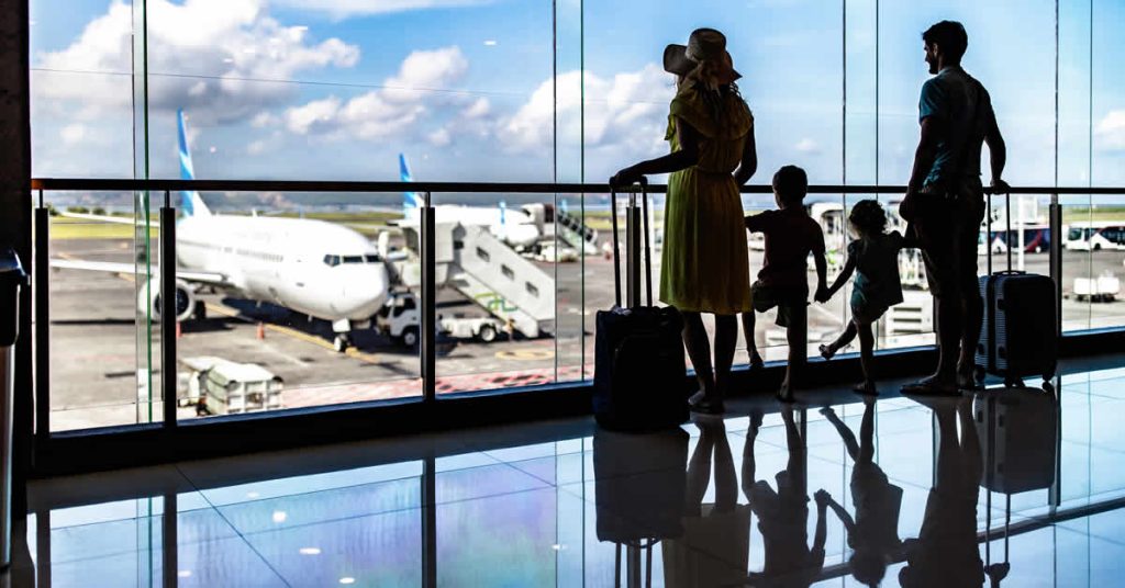 Família esperant a l'aeroport amb equipatge